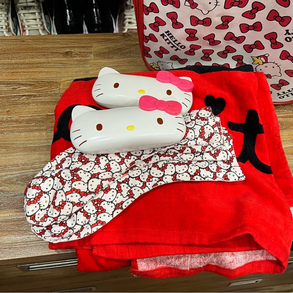 Hello Kitty Travel Bundle - Picture 3 of 8
